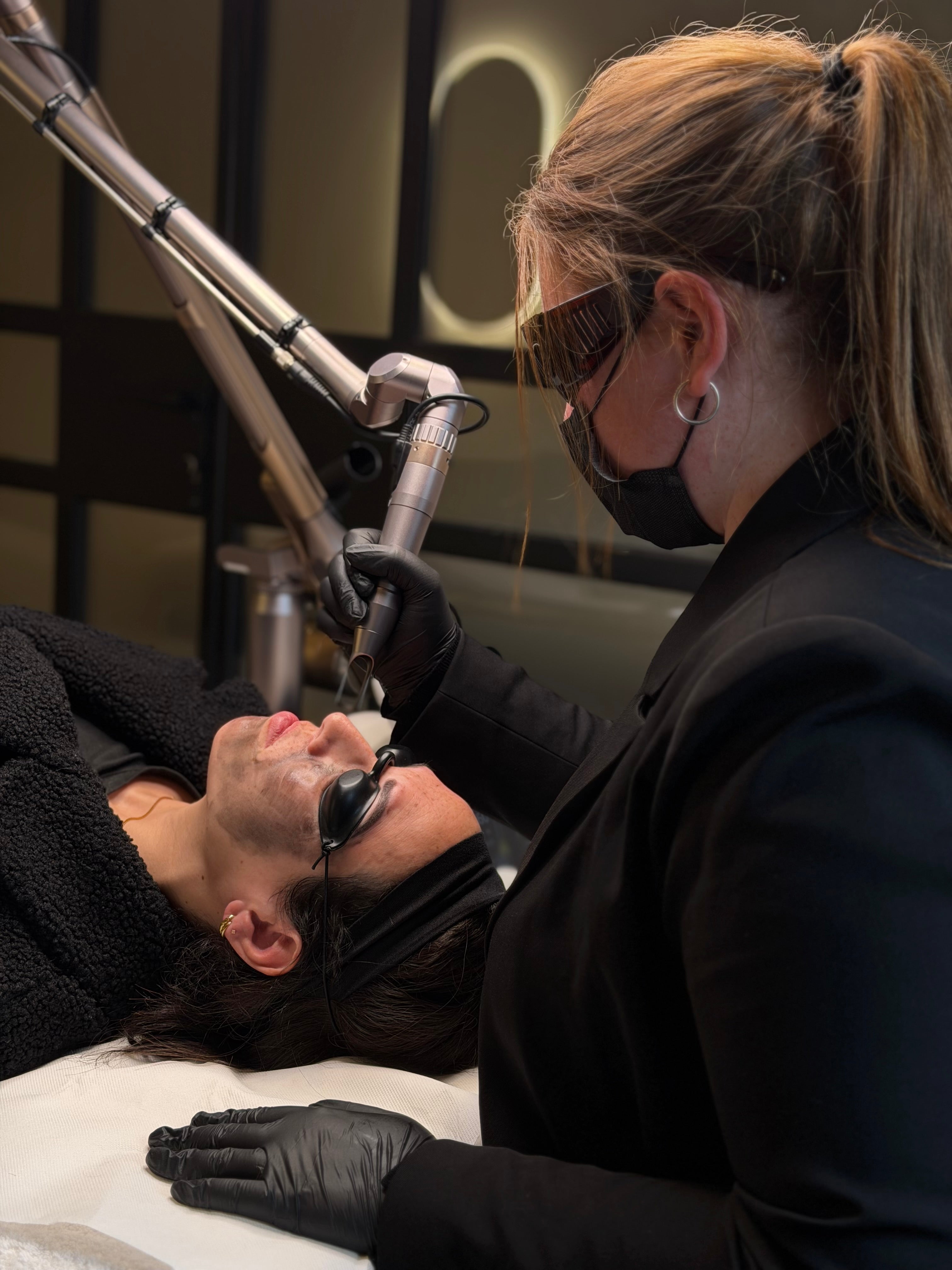 Carbon Peeling: de behandeling waardoor je huid voelt alsof je ‘m net opnieuw hebt aangezet